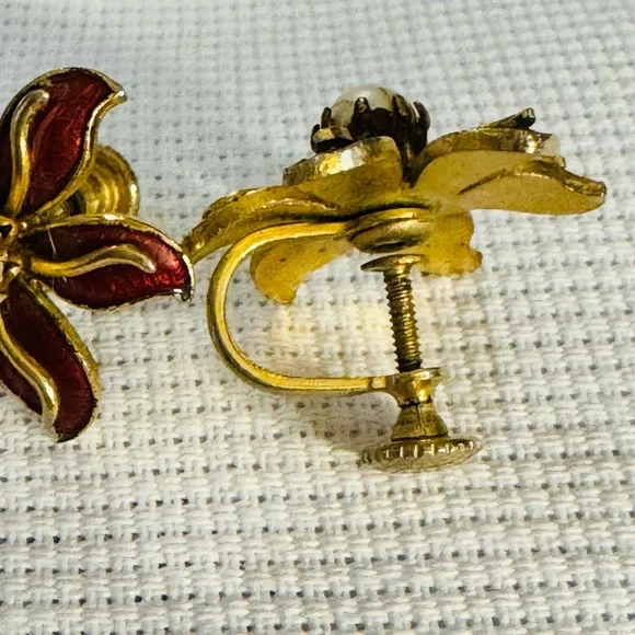 Gorgeous True Vintage Burgundy Enamel Flower Pearl Screw Back Earrings - Picture 3 of 6